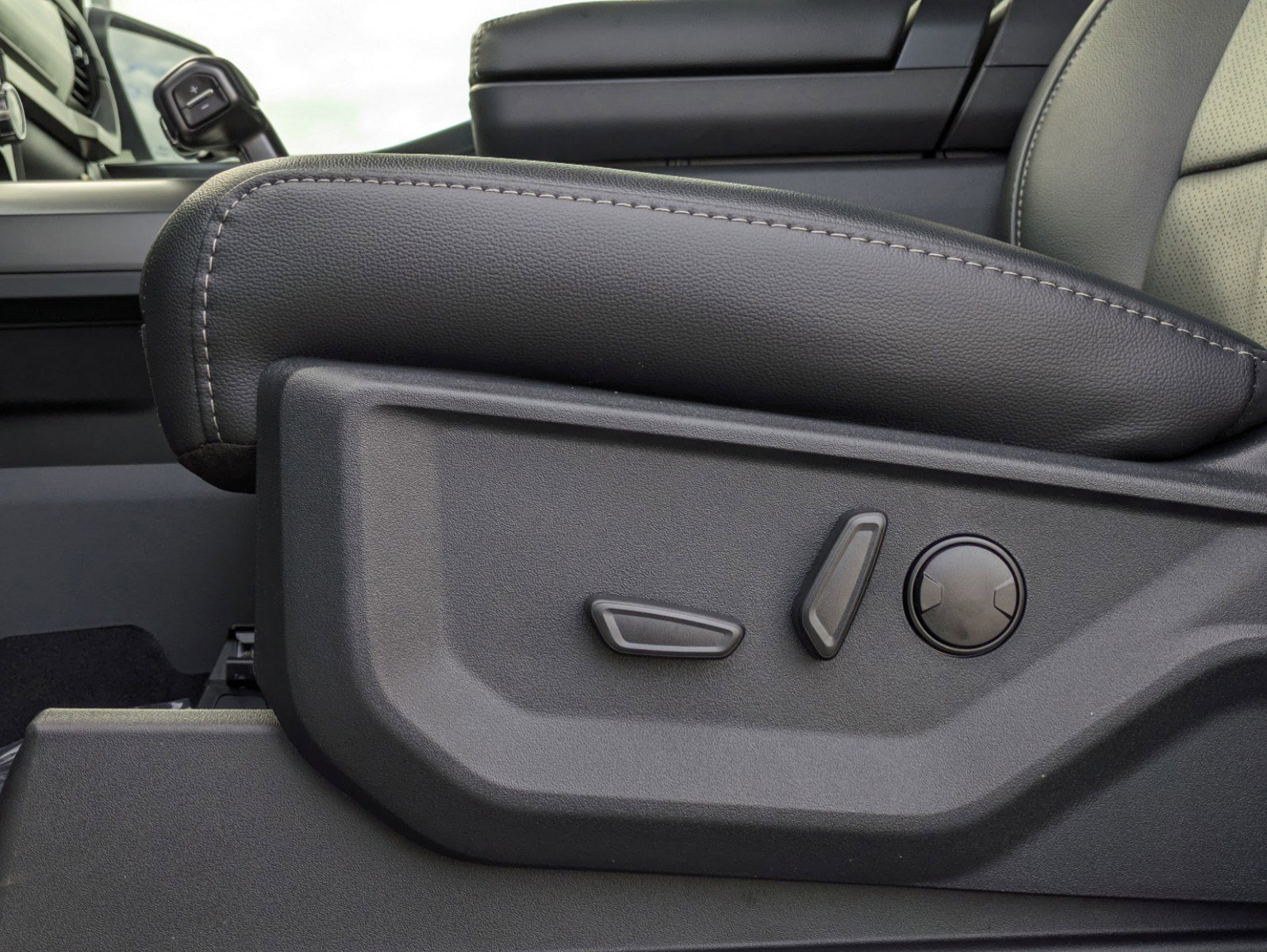 New 2025 Ford F150 Lariat w/ Equipment Group 501A Mid image 26