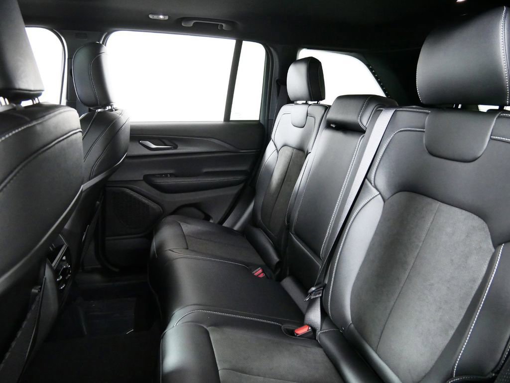 Used 2024 Jeep Grand Cherokee Altitude image 32