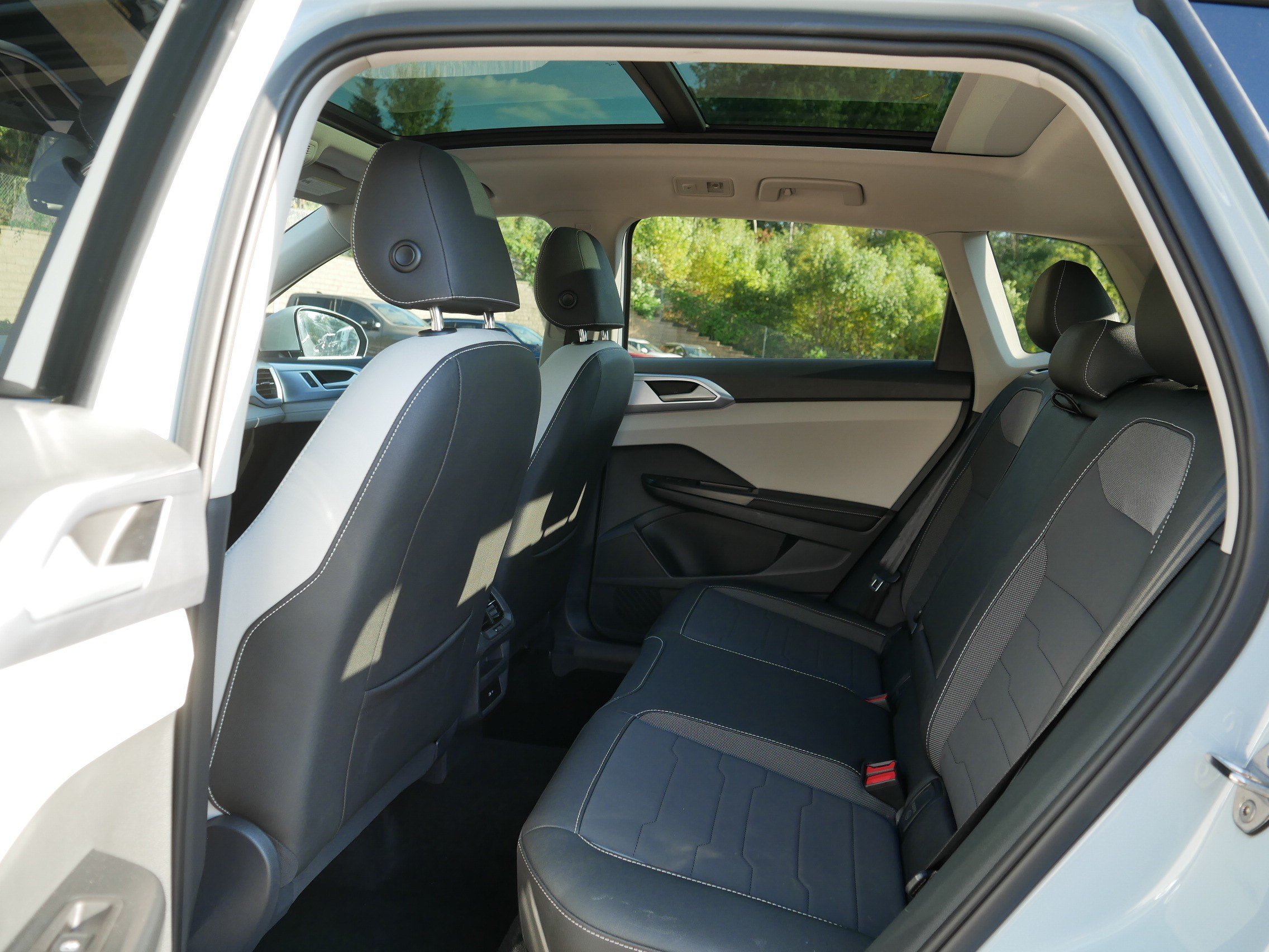 Used 2025 Volkswagen Taos SE w/ Panoramic Sunroof Package AWD/4WD image 34