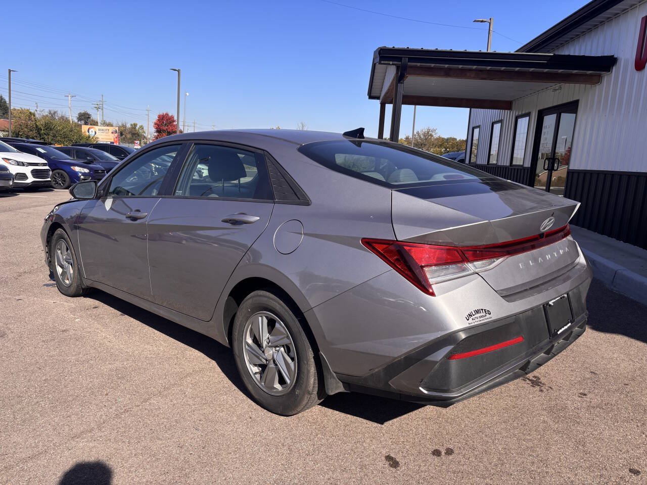 Used 2025 Hyundai Elantra SE FWD image 9