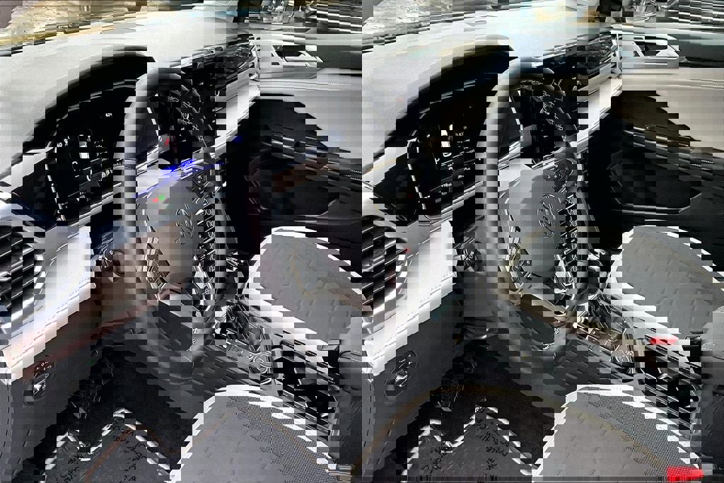 Certified 2025 Volkswagen Taos SE w/ Panoramic Sunroof Package image 14