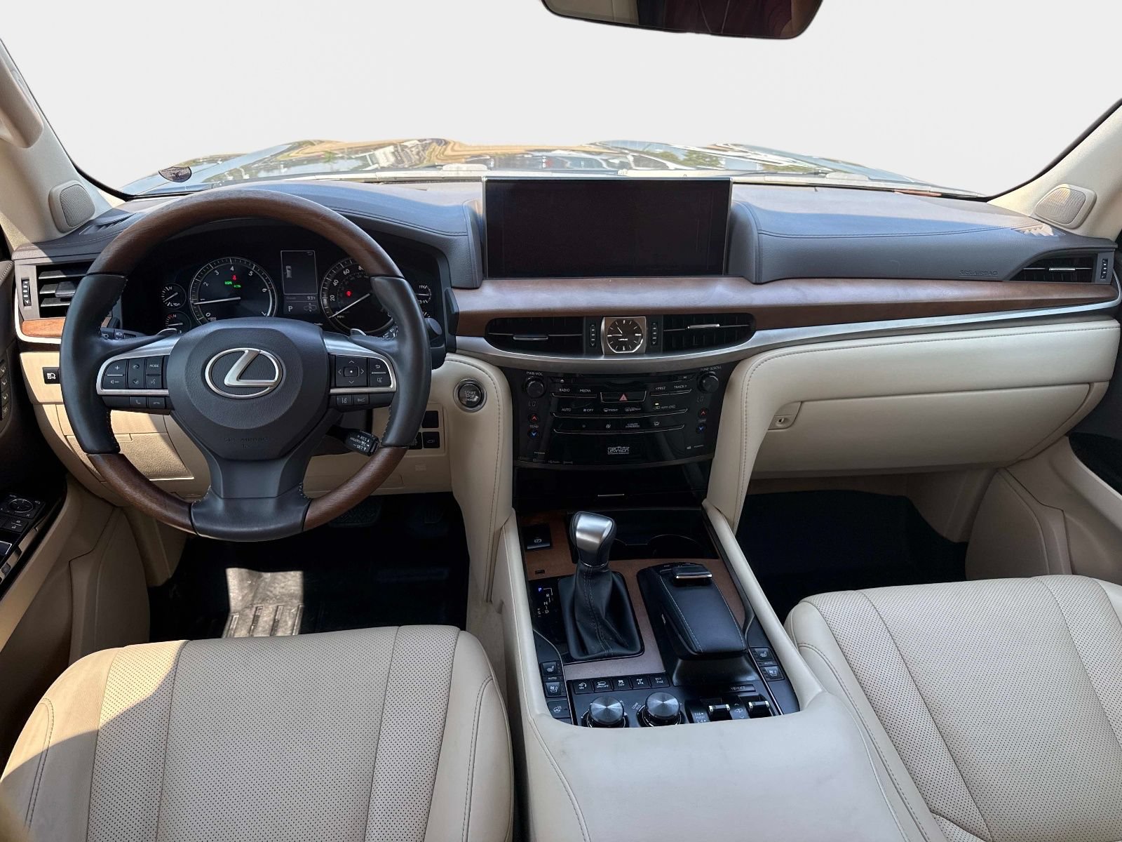 Used 2020 Lexus LX 570 4WD w/ 3rd Row & Luxury Pkg image 16