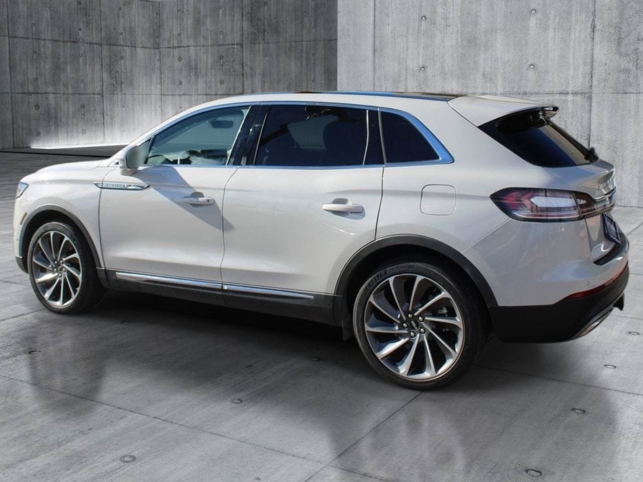 Used 2022 Lincoln Nautilus Reserve w/ Equipment Group 202A AWD/4WD image 3