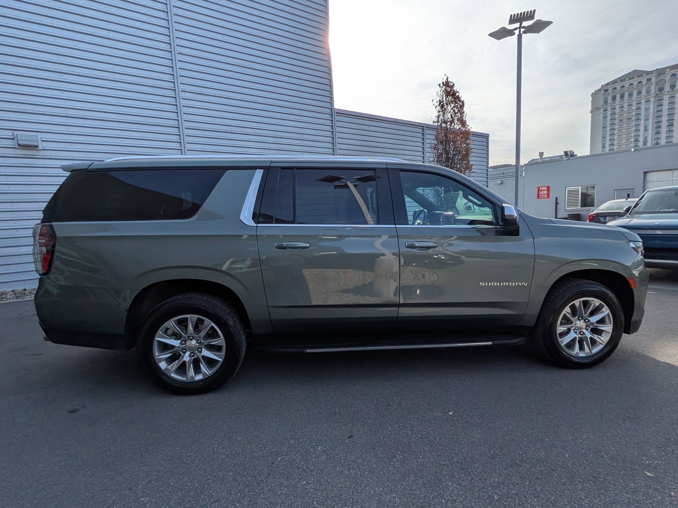 Used 2023 Chevrolet Suburban Premier image 2