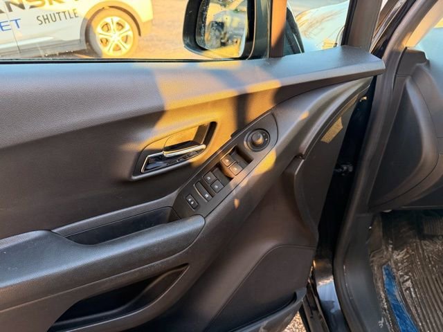 Used 2021 Chevrolet Trax LT w/ Redline Edition image 9