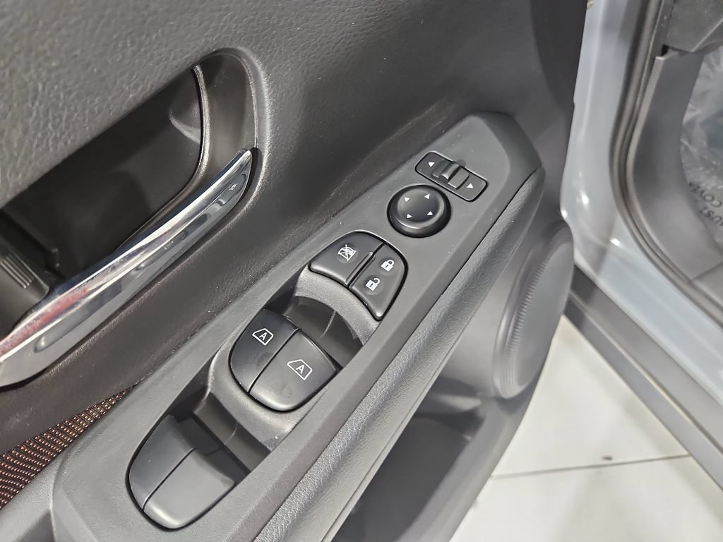 Used 2024 Nissan Kicks SR FWD image 12