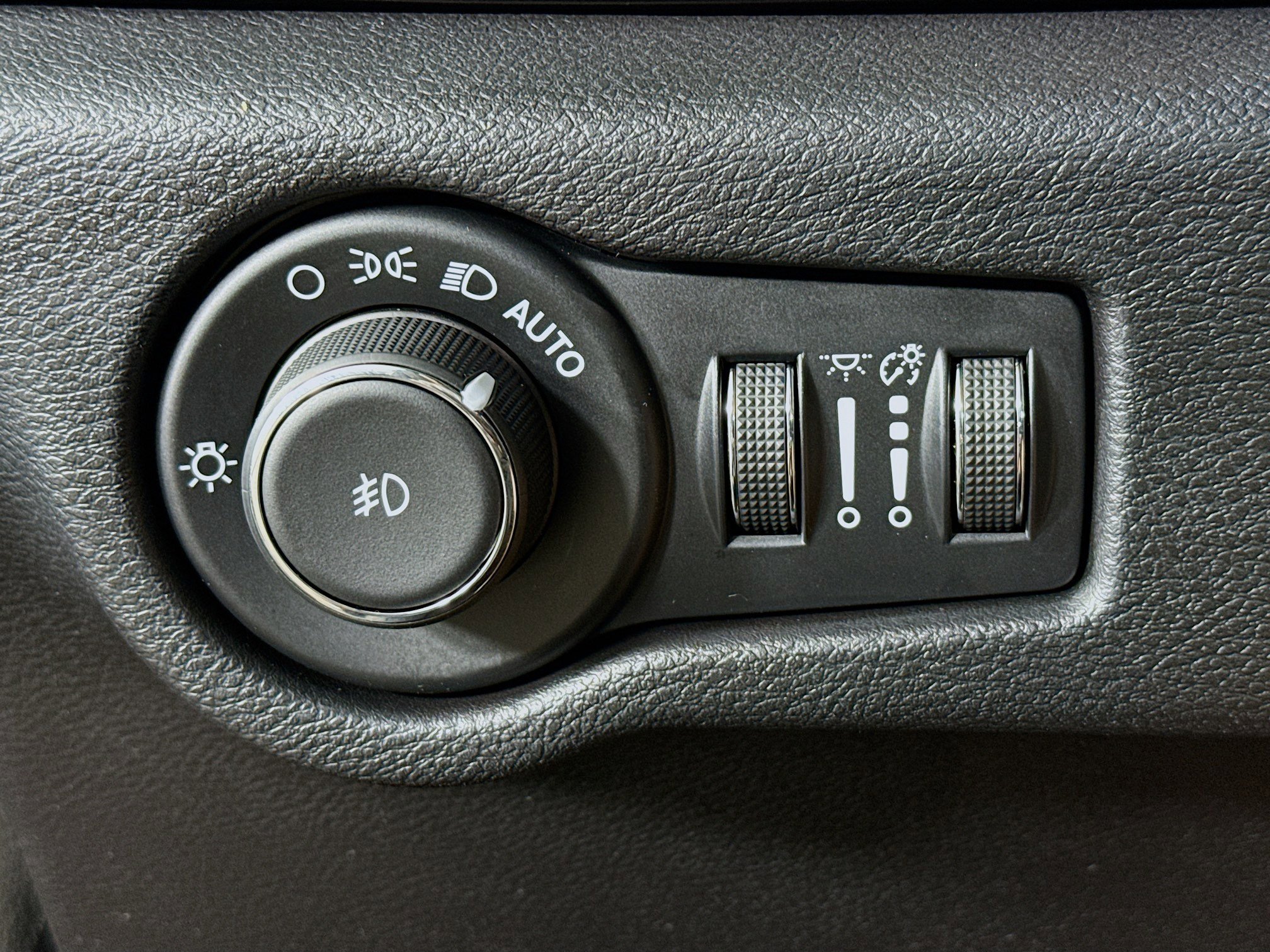 Used 2025 Chrysler Pacifica Select image 9