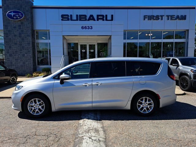 Used 2023 Chrysler Pacifica Touring-L FWD image 3