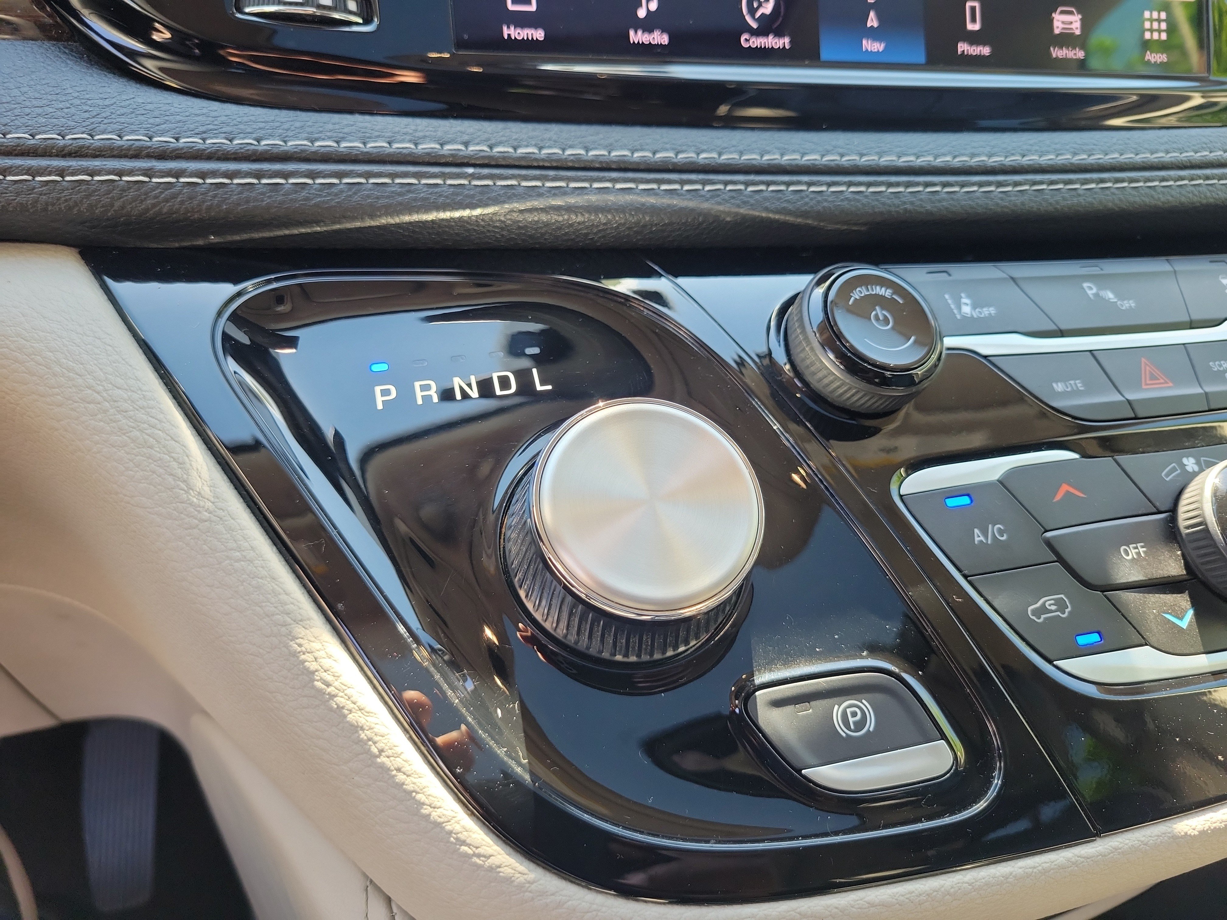 Used 2023 Chrysler Pacifica Limited FWD image 32