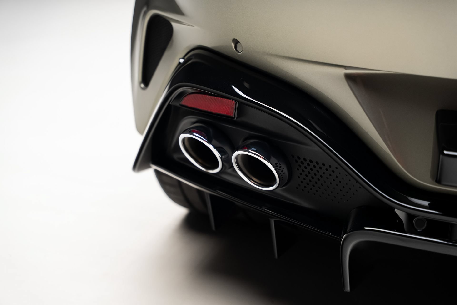 Used 2025 Aston Martin V8 Vantage Coupe RWD image 31