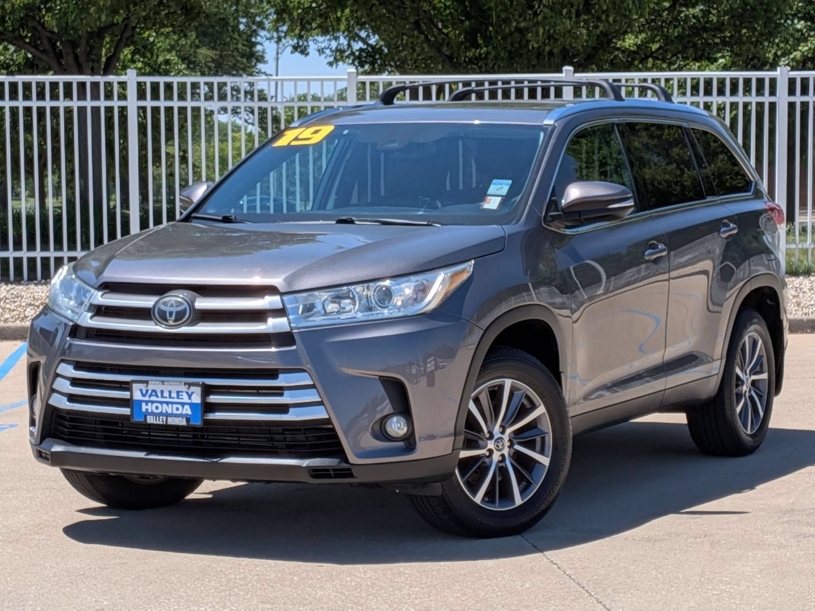 Used 2019 Toyota Highlander XLE AWD/4WD image 2