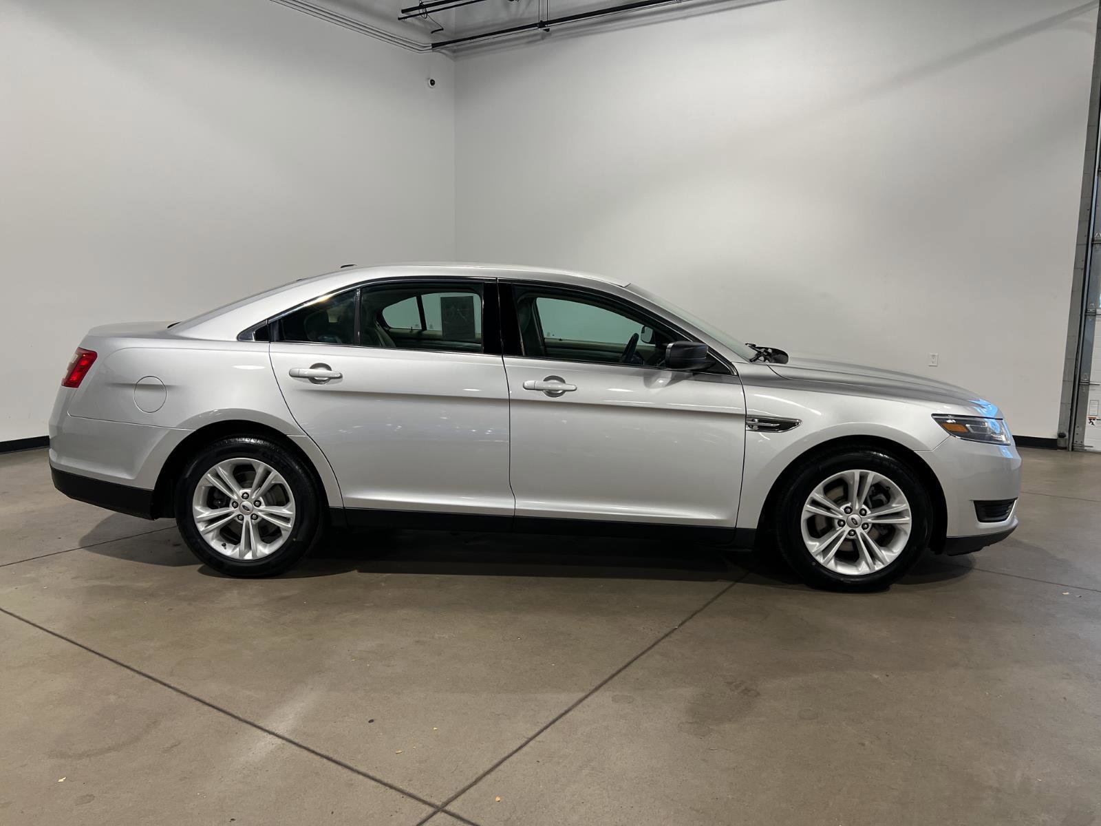 Used 2015 Ford Taurus SE image 2