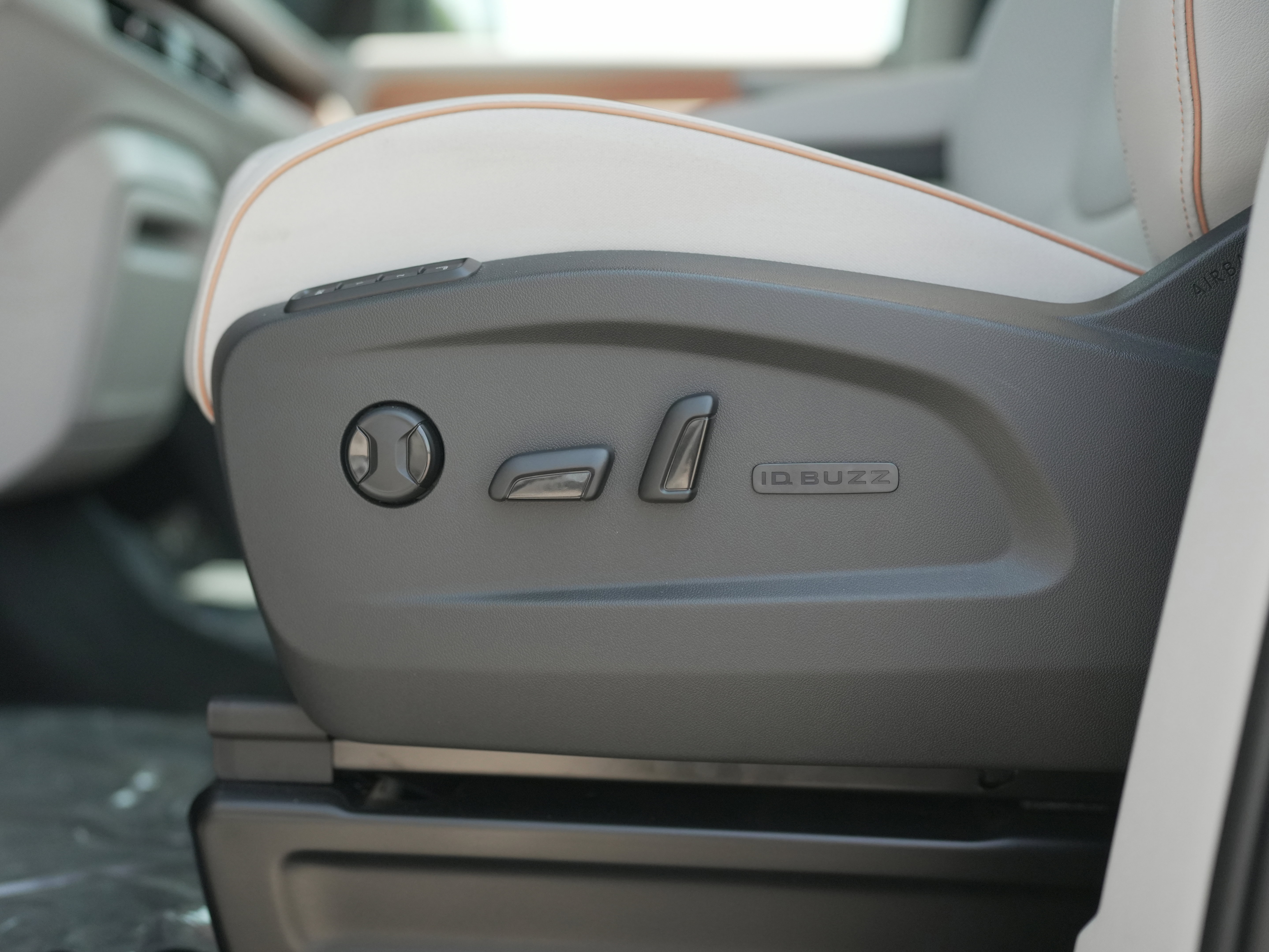 New 2025 Volkswagen ID. Buzz 1st Edition image 31