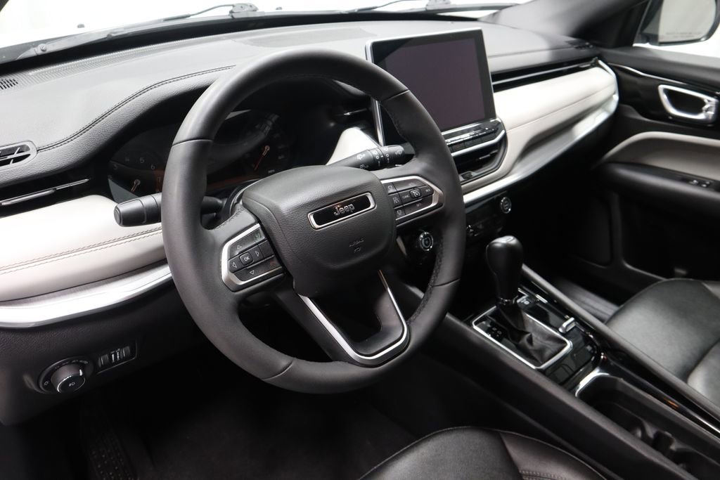 Used 2025 Jeep Compass Limited image 24