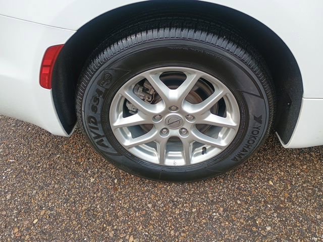 Used 2024 Chrysler Pacifica Touring FWD image 11