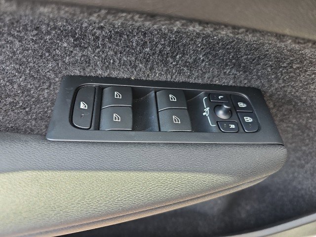 Used 2024 Volvo XC40 B5 Core image 10