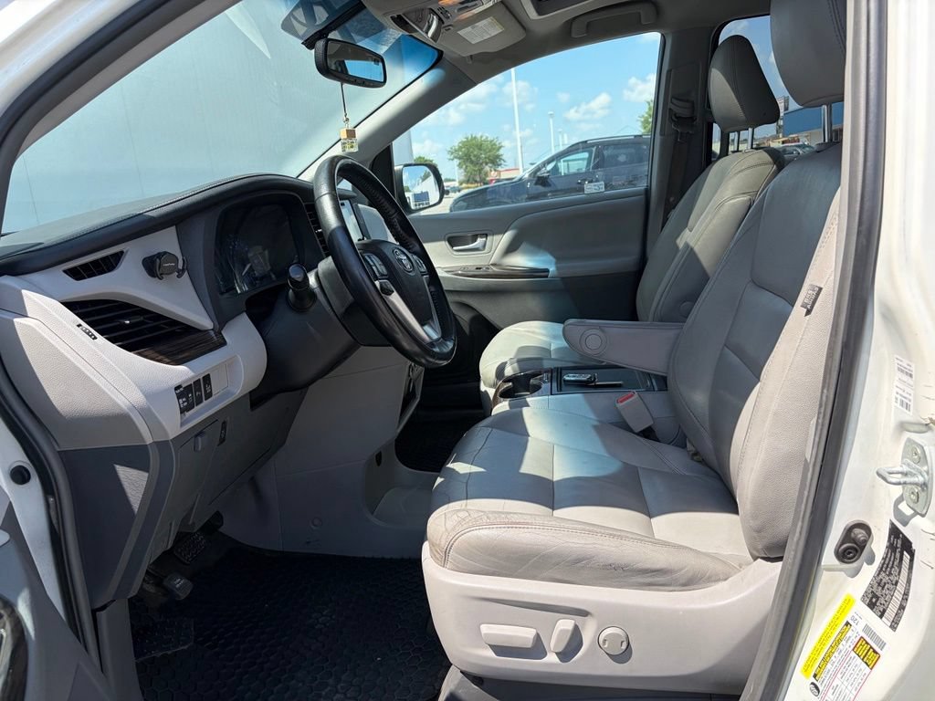 Used 2015 Toyota Sienna XLE w/ XLE Navigation Package FWD image 14