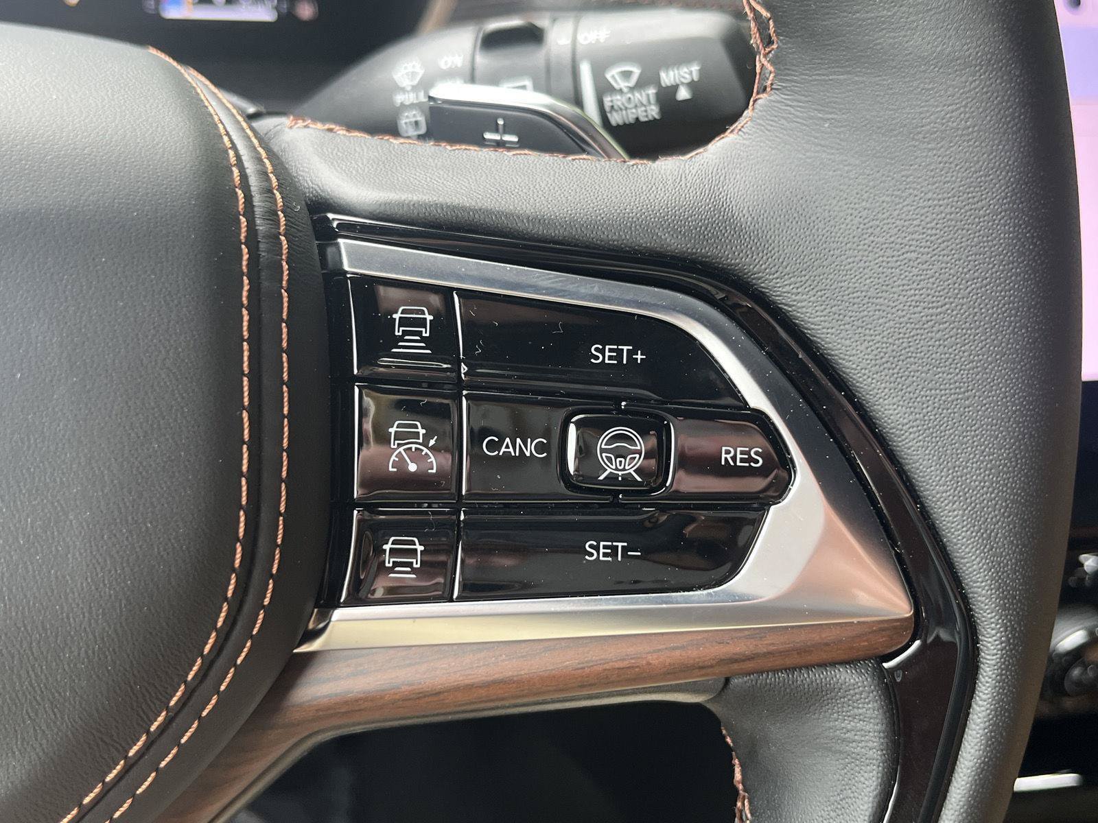 Used 2025 Jeep Grand Cherokee Summit w/ Luxury Tech Group V AWD/4WD image 39