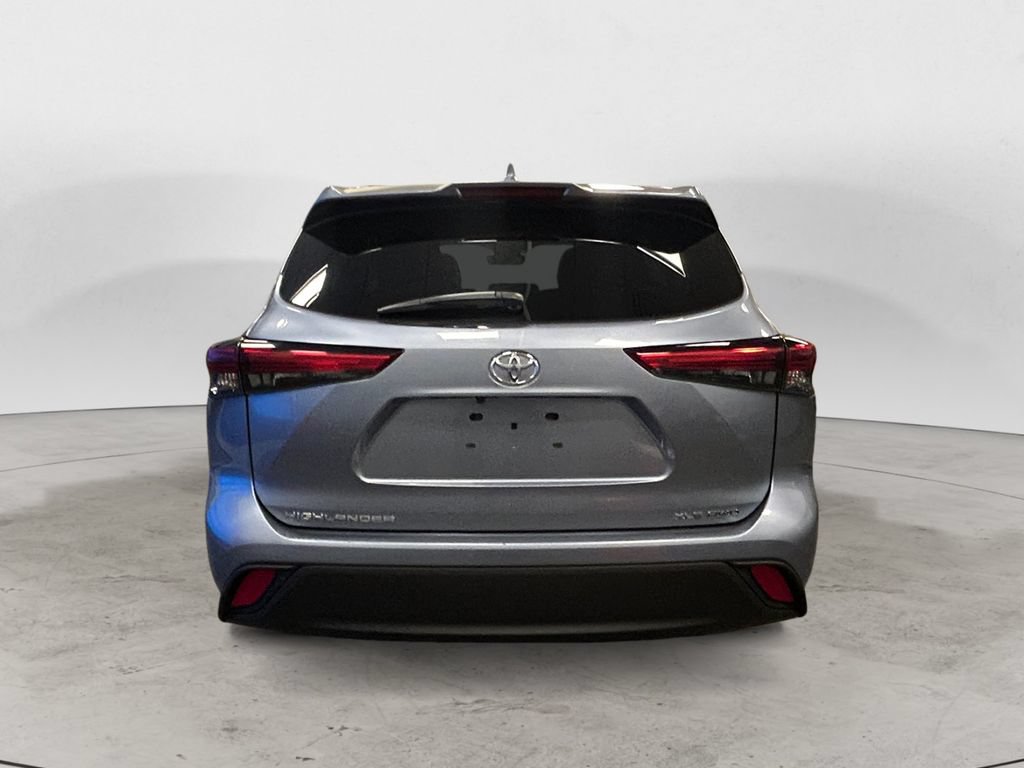 Used 2021 Toyota Highlander XLE AWD/4WD image 4