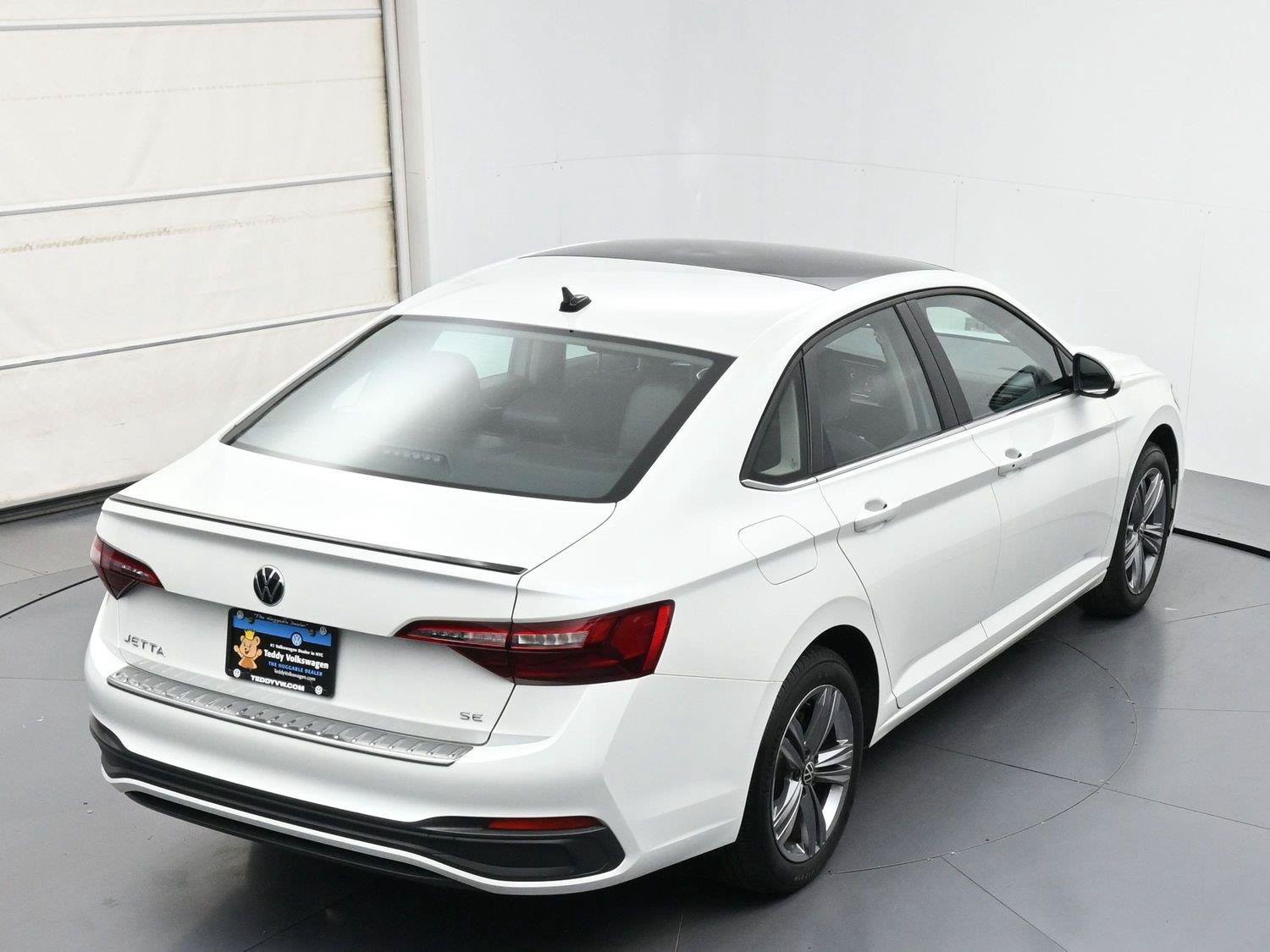 Used 2023 Volkswagen Jetta SE w/ Panoramic Sunroof Package FWD image 33
