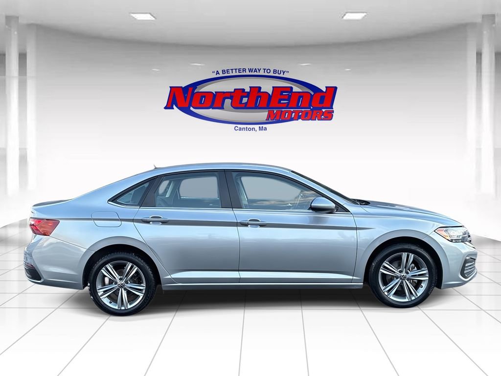 Used 2024 Volkswagen Jetta SE image 8