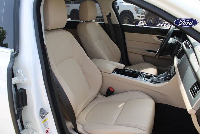 Used 2016 Jaguar XF Premium RWD image 10