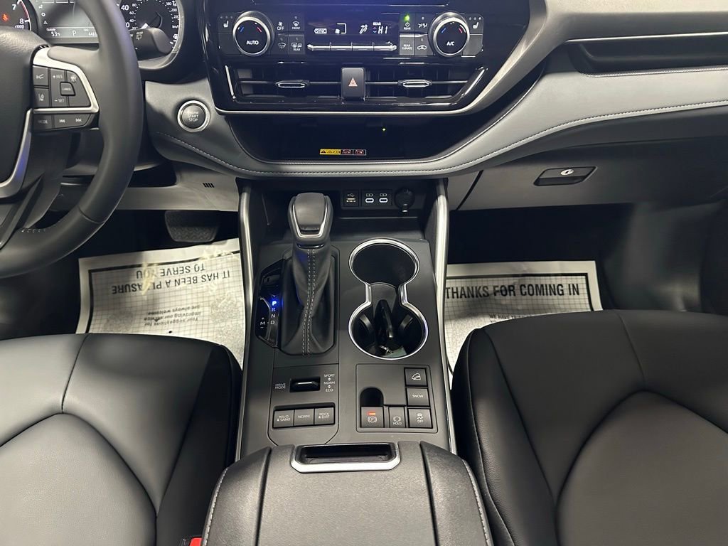 Used 2025 Toyota Highlander XLE image 40
