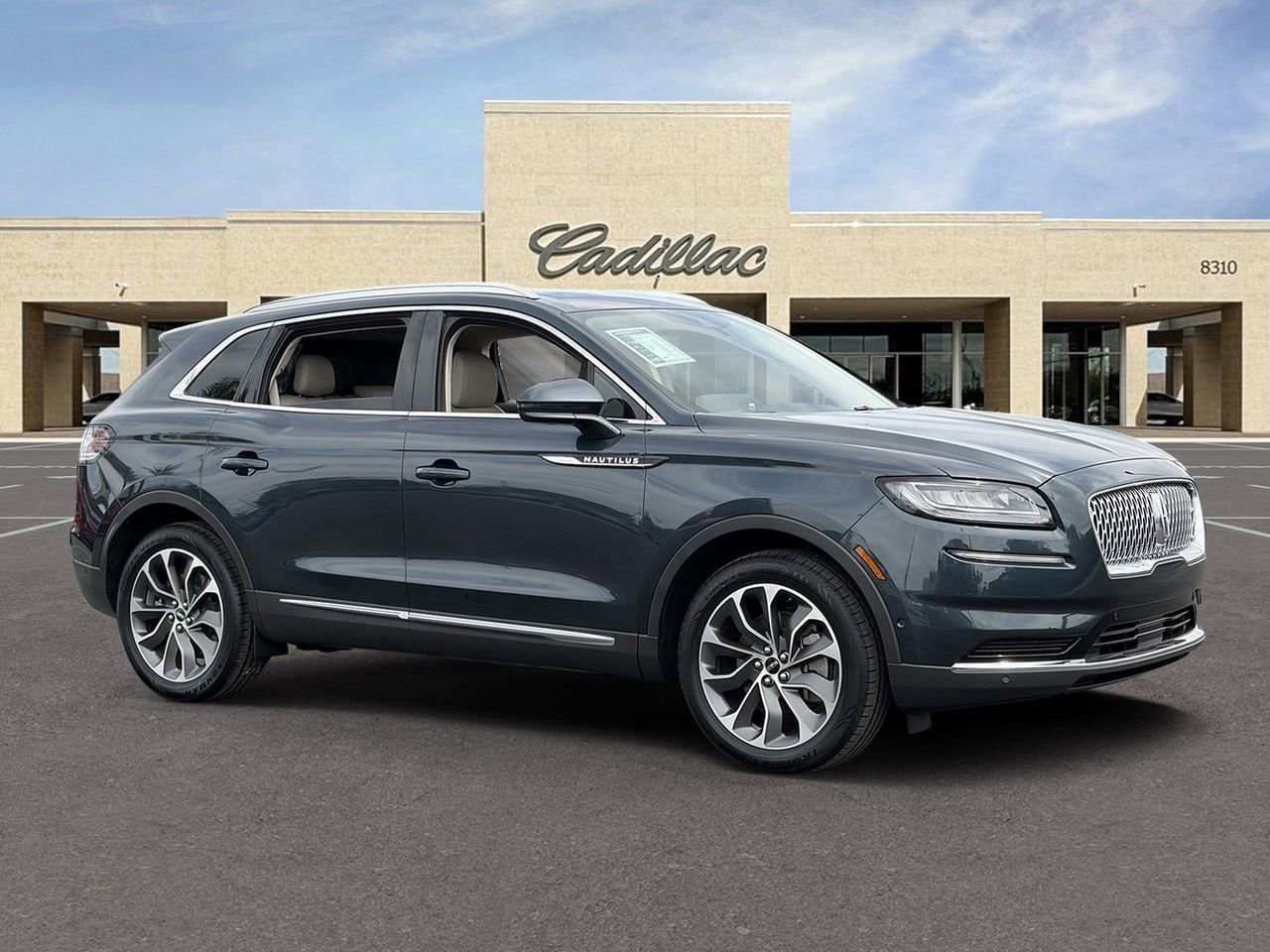 Used 2023 Lincoln Nautilus Reserve w/ Equipment Group 201A image 3