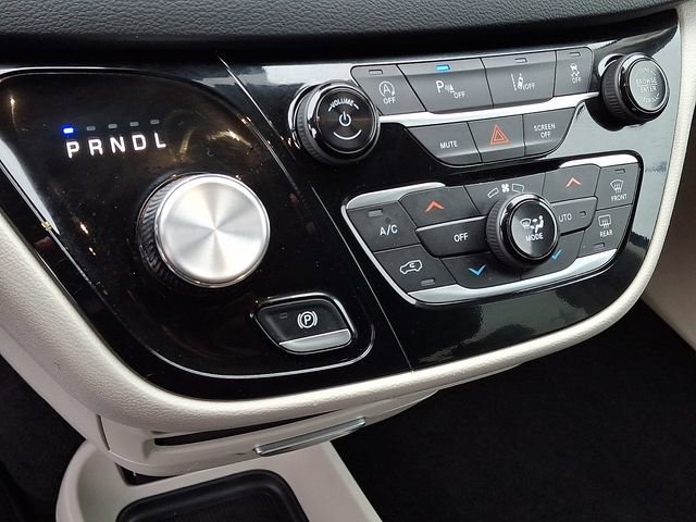 Used 2024 Chrysler Pacifica Touring-L image 11