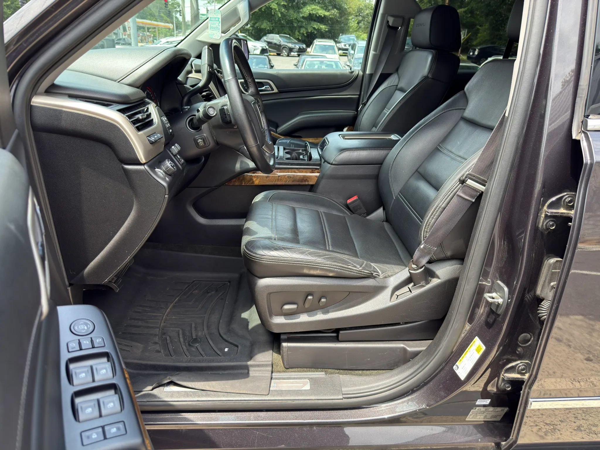 Used 2015 GMC Yukon Denali w/ Premium Package RWD image 14