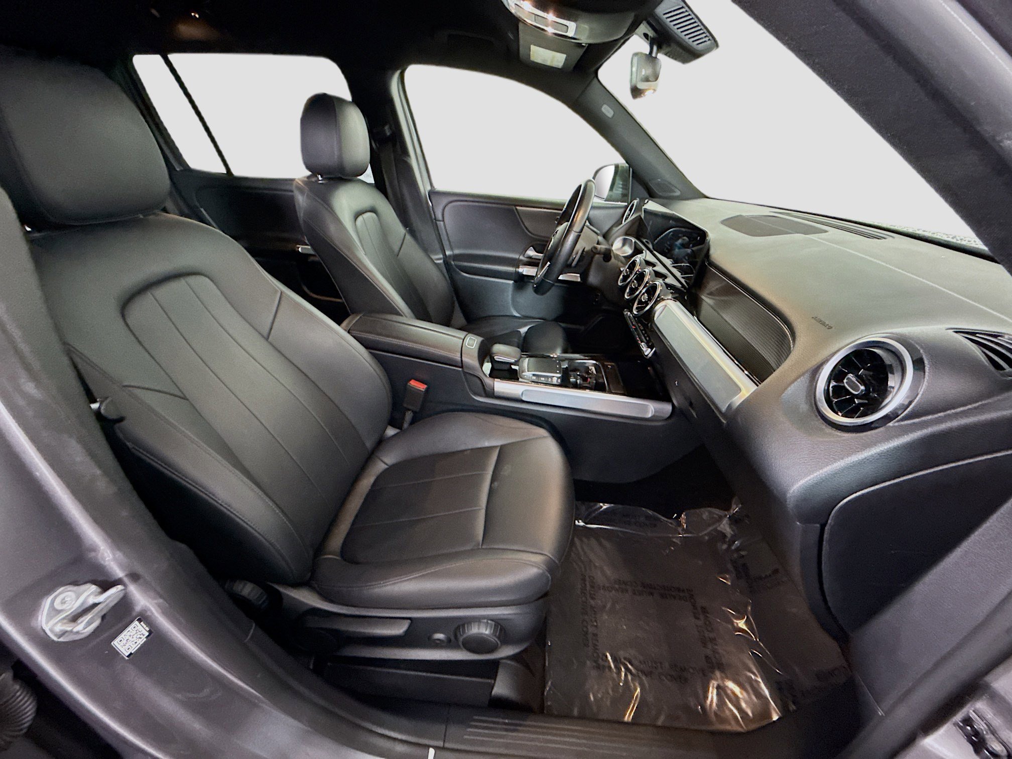 Used 2022 Mercedes-Benz GLB 250 w/ Premium Package Lite image 29