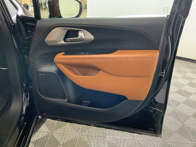 Used 2024 Chrysler Pacifica Pinnacle AWD/4WD image 30