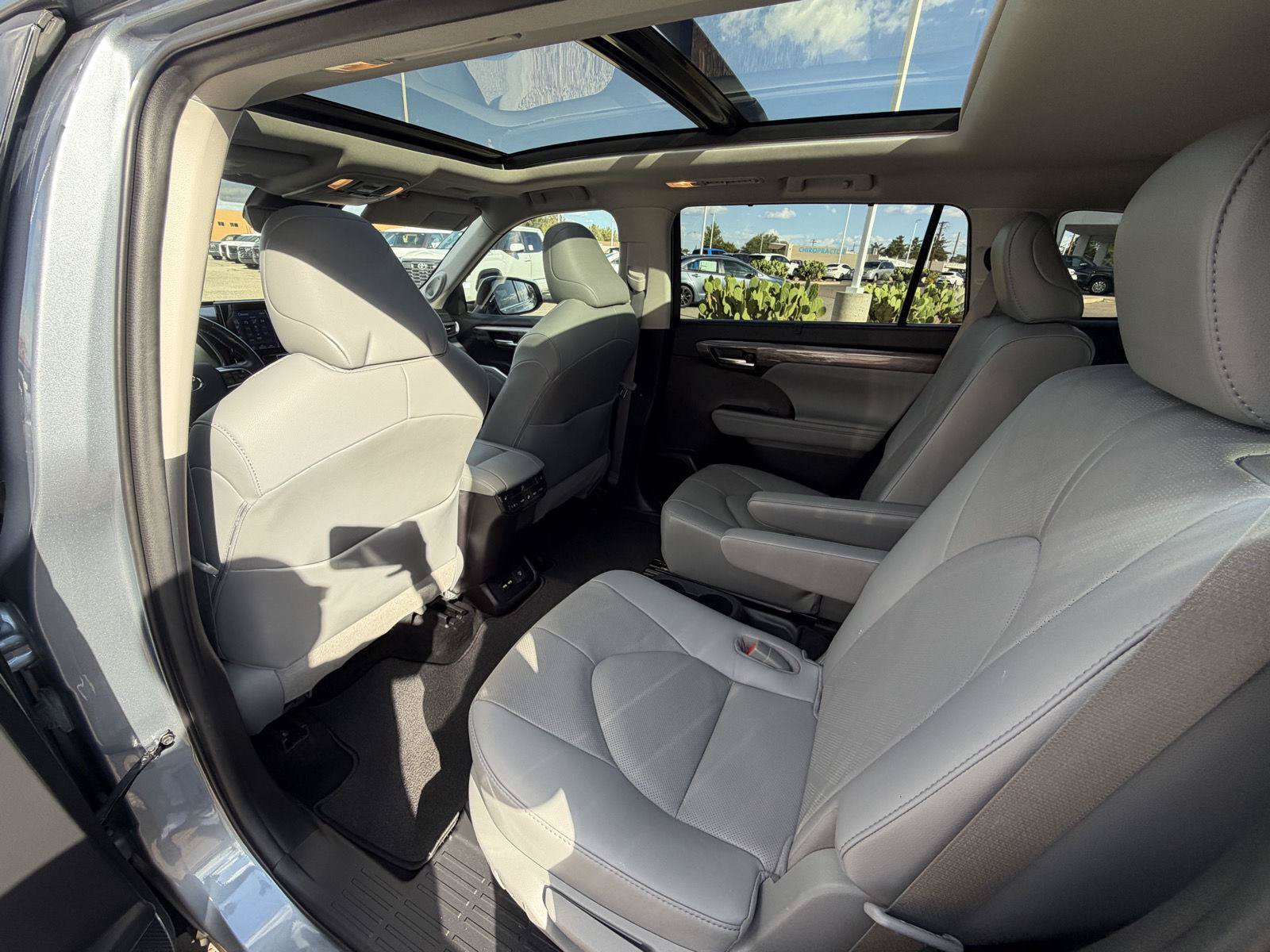 Used 2021 Toyota Highlander Platinum FWD image 18