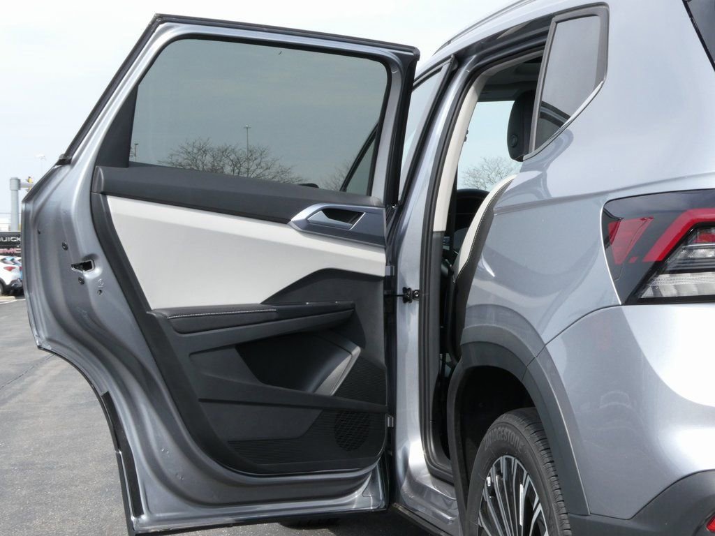 Certified 2025 Volkswagen Taos SE FWD image 35