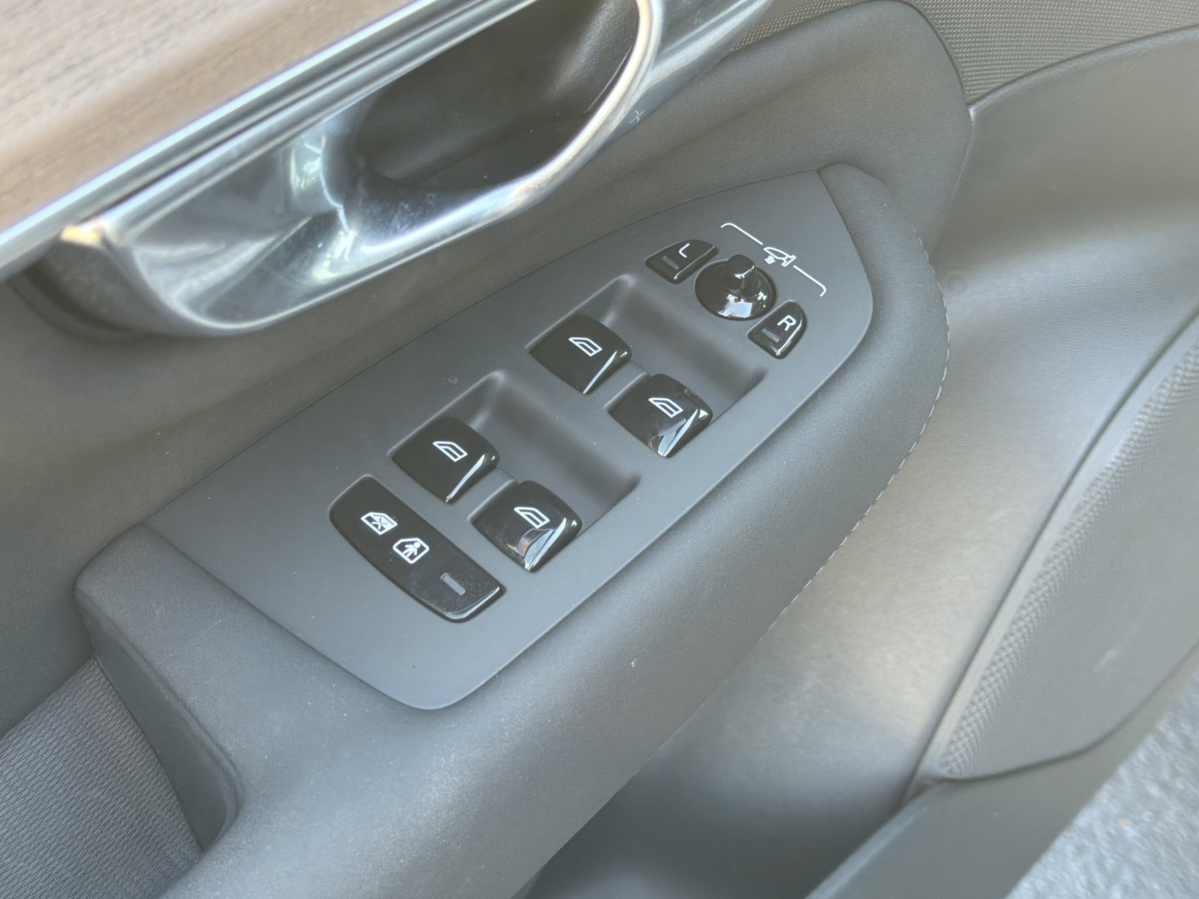 Certified 2025 Volvo XC90 B6 Plus image 15