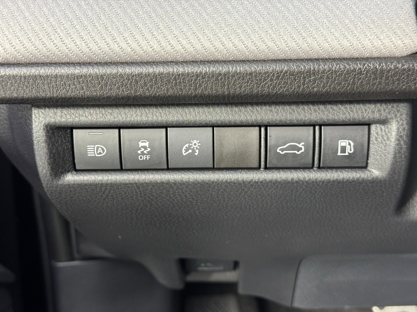 Used 2025 Toyota Camry SE w/ Convenience Package image 17