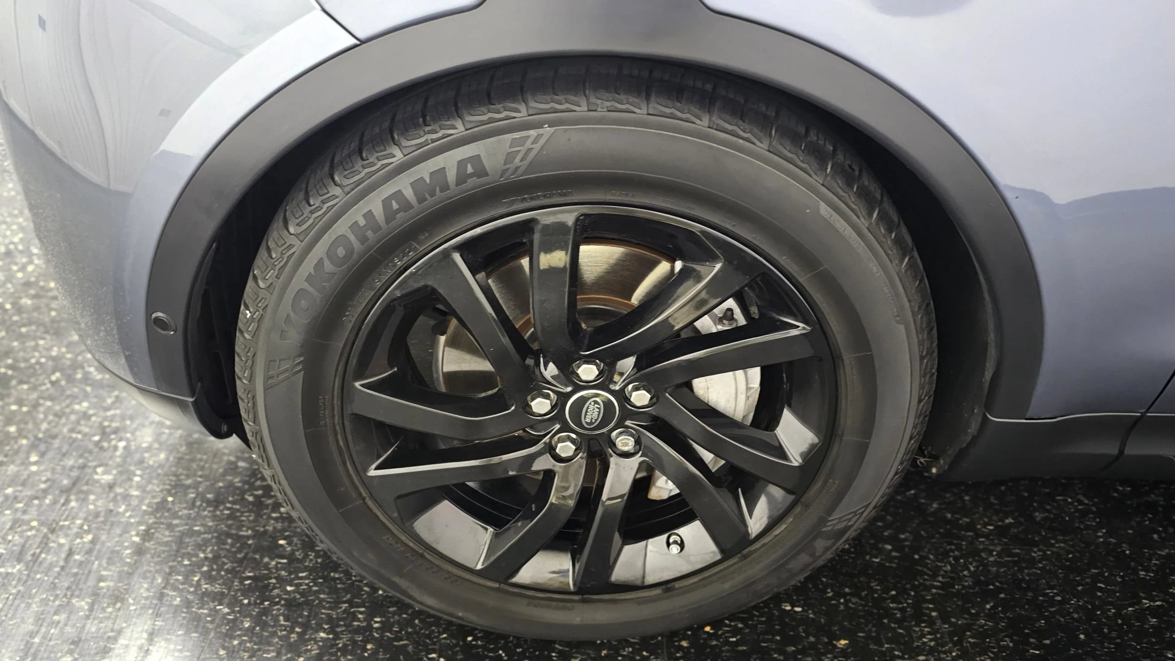 Used 2018 Land Rover Discovery HSE AWD/4WD image 16