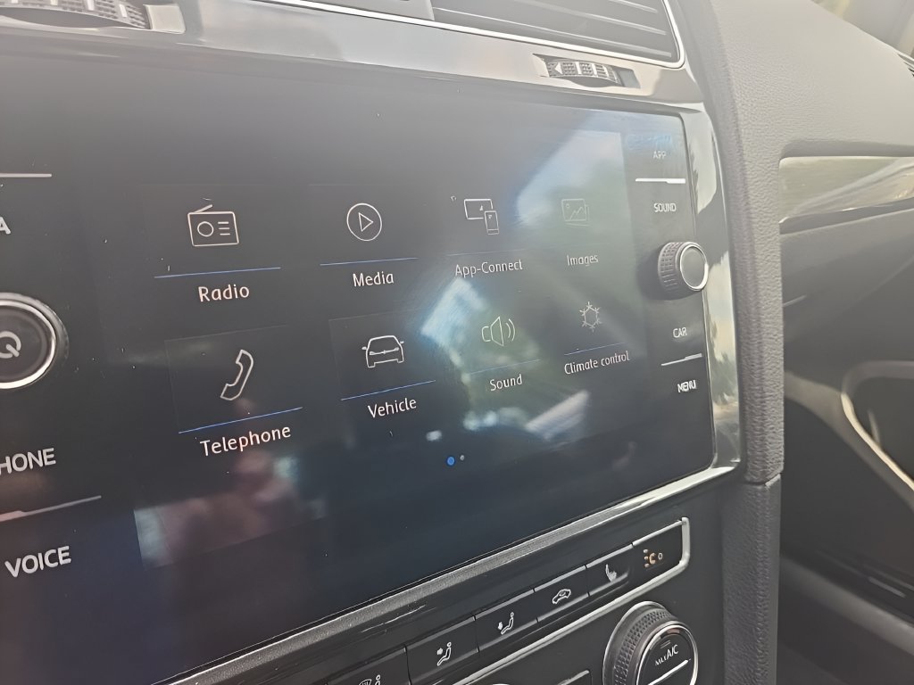 Used 2018 Volkswagen e-Golf SEL FWD image 26