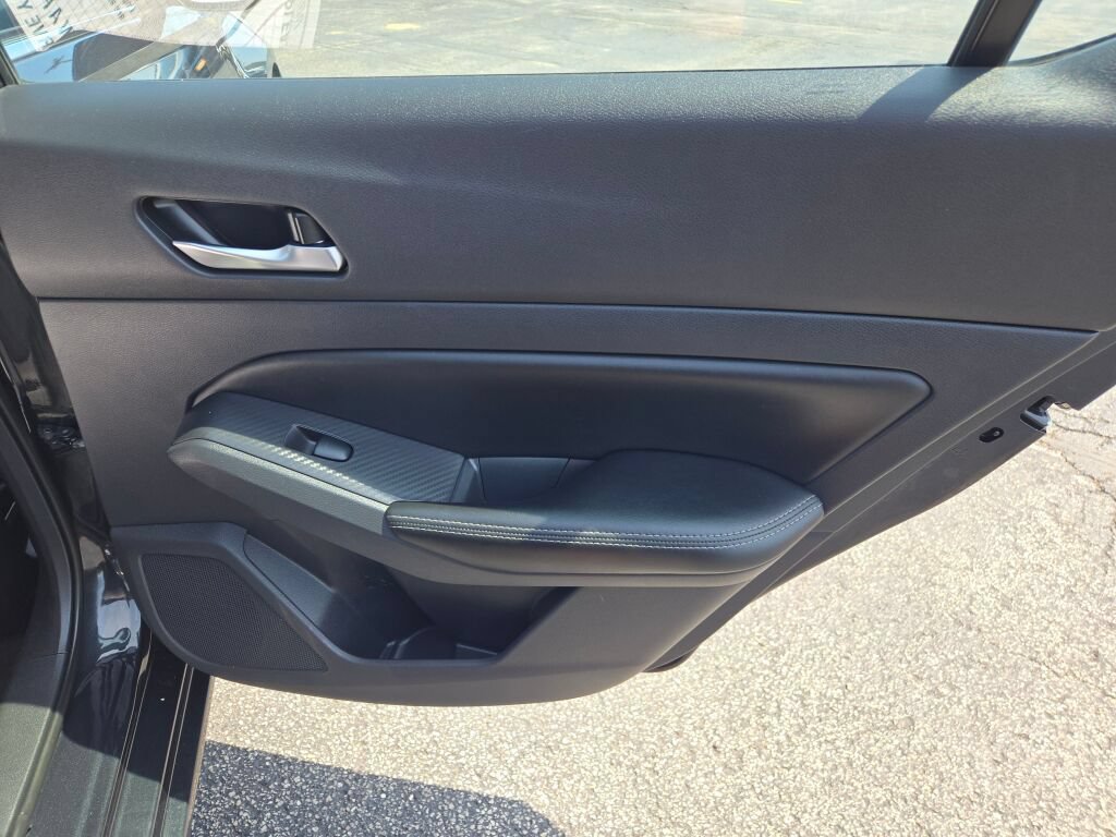 Used 2022 Nissan Altima 2.5 SV FWD image 9