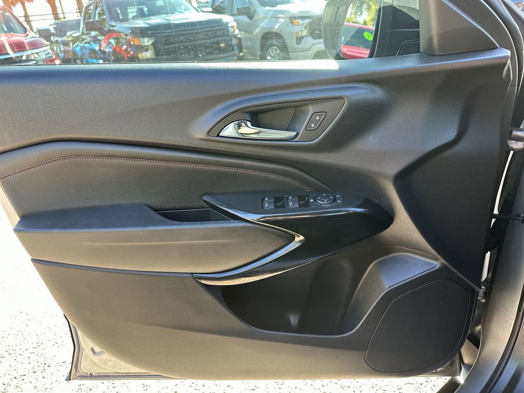 Certified 2025 Chevrolet Trax RS w/ Sunroof Package image 30