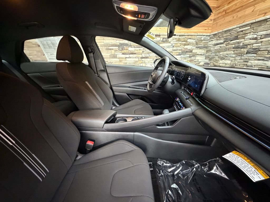 Used 2025 Hyundai Elantra SEL FWD image 14