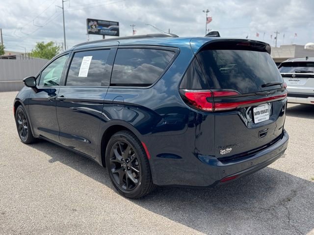Used 2025 Chrysler Pacifica Limited image 4