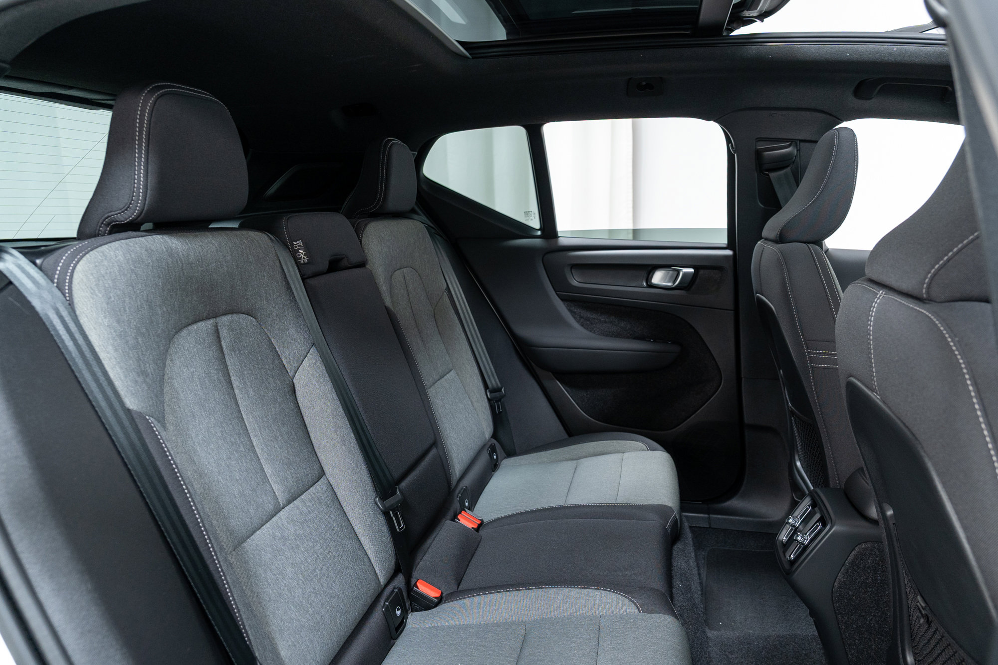 Certified 2025 Volvo XC40 B5 Core image 24