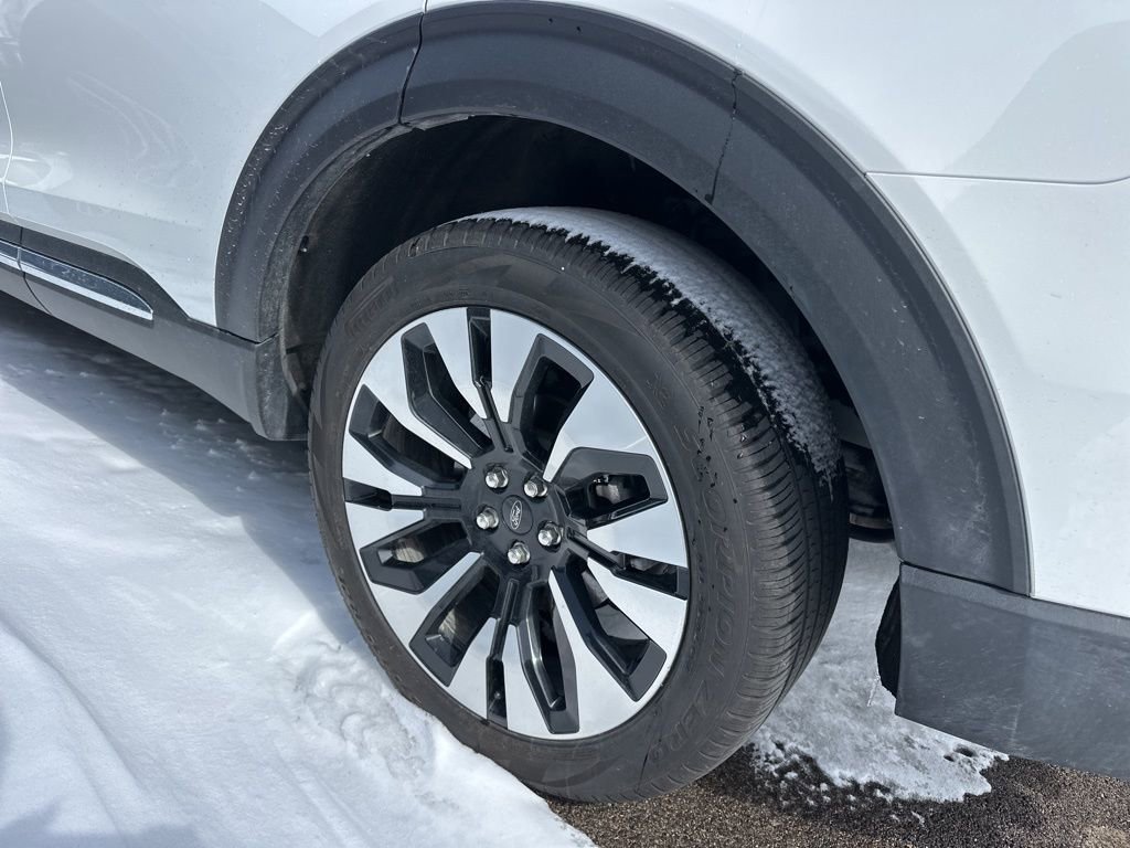 Used 2025 Ford Explorer Platinum w/ Ultimate Package image 15