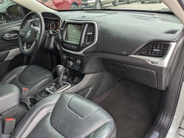 Used 2017 Jeep Cherokee Overland w/ Technology Group AWD/4WD image 13