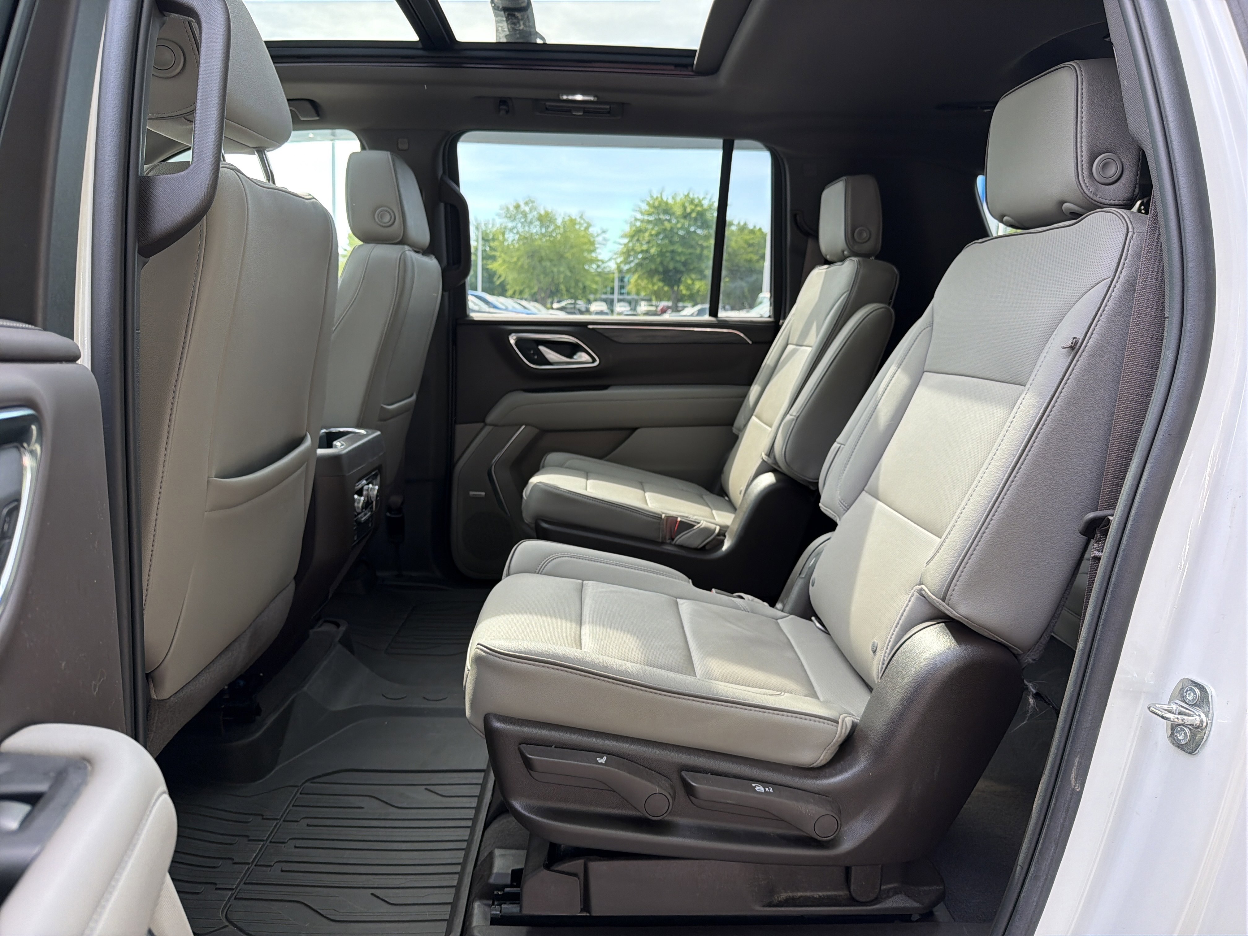 Used 2022 GMC Yukon XL SLT w/ SLT Premium Package AWD/4WD image 32