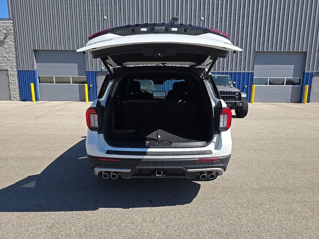 Used 2025 Ford Explorer Platinum w/ Ultimate Package AWD/4WD image 6