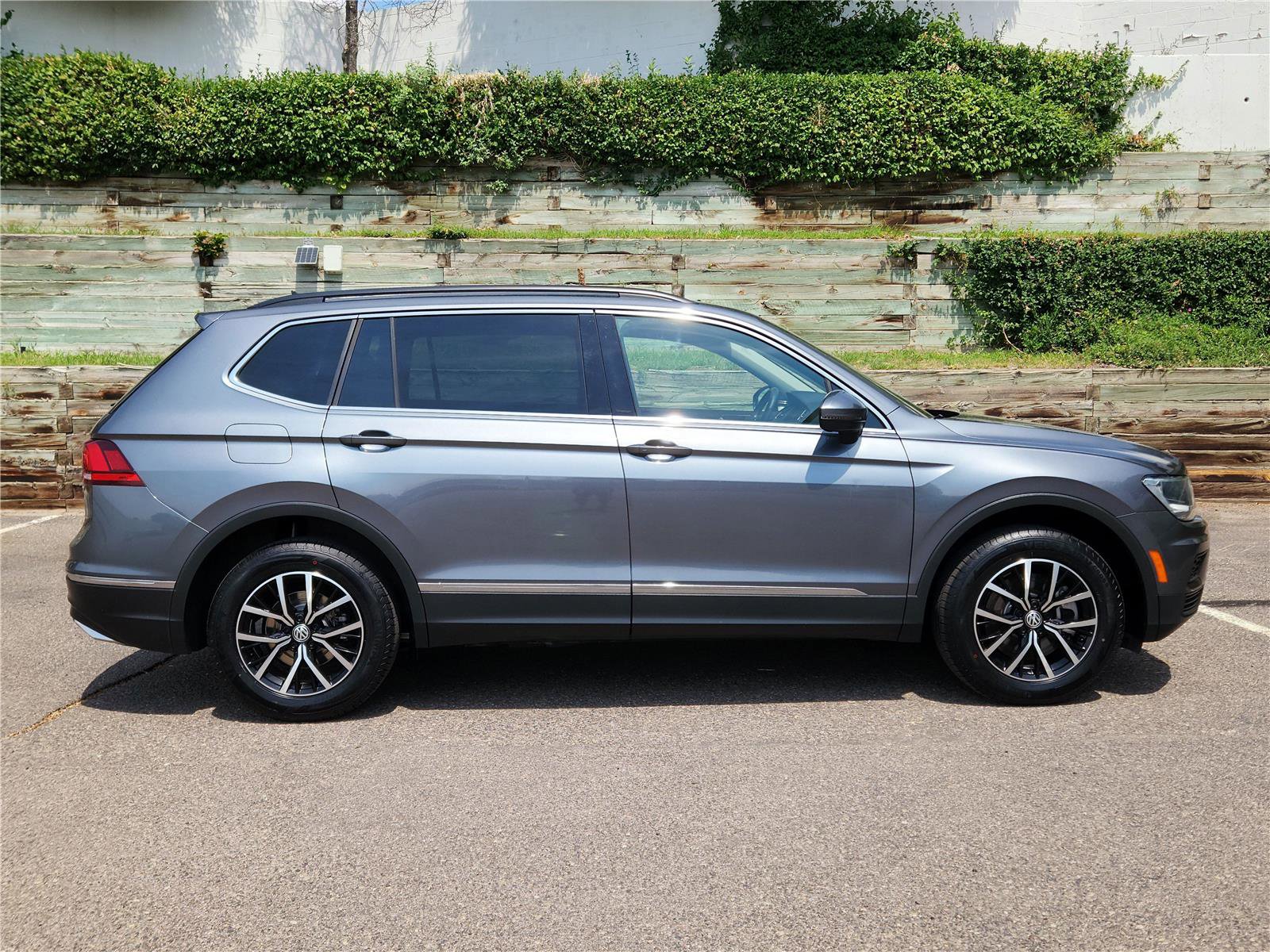 Used 2021 Volkswagen Tiguan SE image 2
