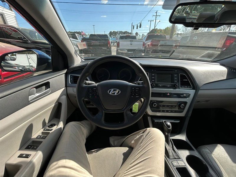 Used 2015 Hyundai Sonata SE w/ Option Group 02 FWD image 9