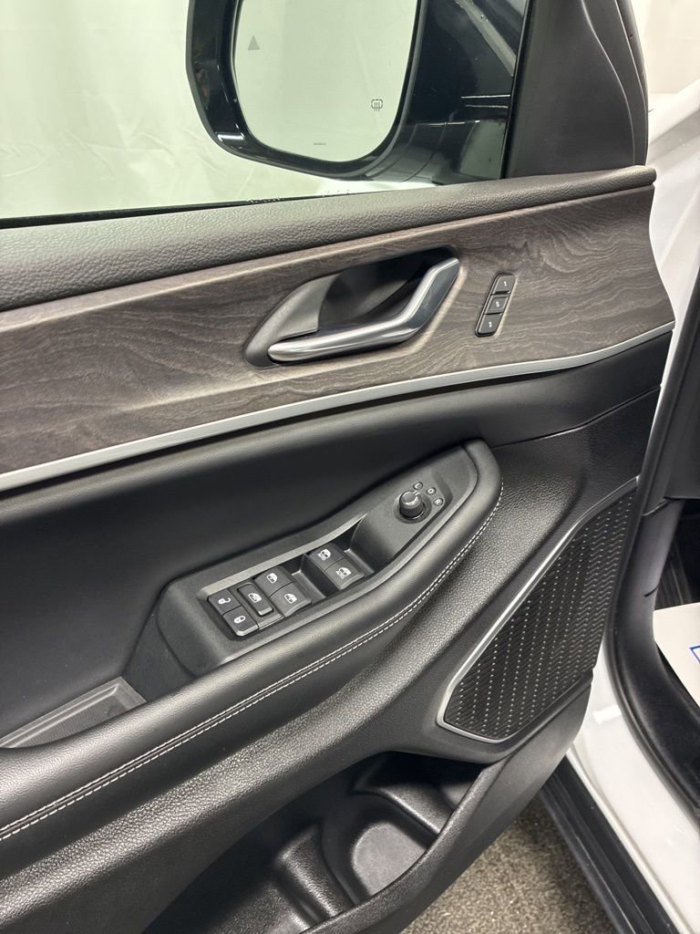 Used 2025 Jeep Grand Cherokee Limited image 13